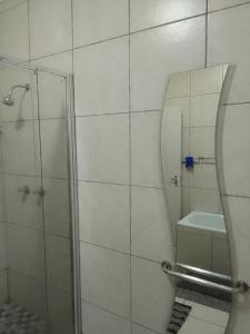een badkamer met een douche en een spiegel bij LRN Brackenfell Homestay in Kaapstad