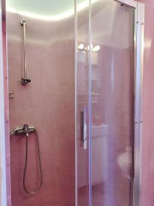 y baño con ducha y puerta de cristal. en KYMA Apartments - Athens Acropolis 8, en Atenas