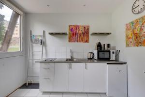 パリにある235 Home Madrid Conceptの白いキッチン(シンク、電子レンジ付)