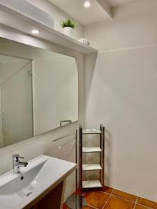 een badkamer met een wastafel en een spiegel bij RES 112 - Residenz - Ferienwohnung "Momente" in Scharbeutz