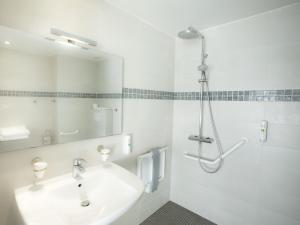 Koupelna v ubytování Tiercé Hotel