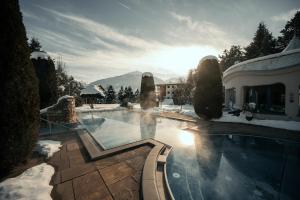 una casa con piscina en la nieve en Sendlhofer's, en Bad Hofgastein