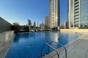 Bazén v ubytování Silkhaus central 1BDR near Dubai mall in Downtown Views nebo v jeho okolí