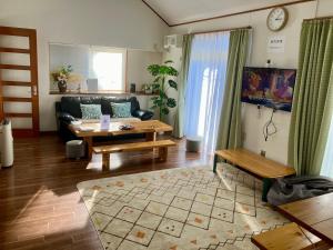 - un salon avec un canapé et une table dans l'établissement 南箱根 熱海 貸切別荘 リゾートハウス バンボー, à Kannami