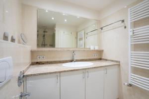 沙博伊茨H3 53 - Hanseat - Außenschwimmbad的浴室里有洗手池和镜子 更多29张照片