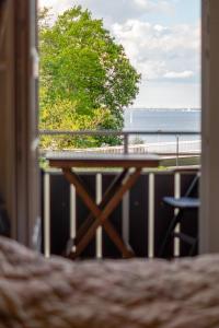 einen Blick aus dem Fenster eines Tisches auf dem Balkon in der Unterkunft LIN 002 - Seepark in Scharbeutz