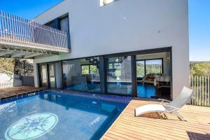 een huis met een zwembad en een terras bij Catalunya Casas Modern Hilltop Haven with private pool 7km to beach in Castellet