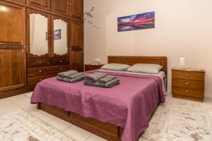 Postel nebo postele na pokoji v ubytování Helens Crib !