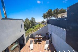 een balkon met een tafel en stoelen in een gebouw bij Catalunya Casas Modern Hilltop Haven with private pool 7km to beach in Castellet