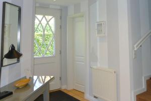 Alkersum的住宿－Haus Weitblick，走廊上设有一张带镜子的桌子和一扇窗户