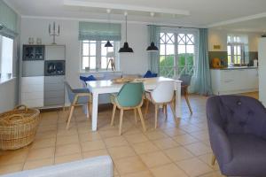 Alkersum的住宿－Haus Weitblick，厨房以及带桌椅的用餐室。