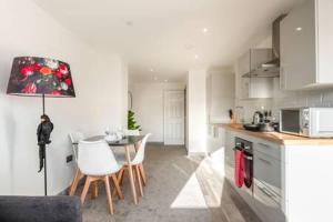 Köök või kööginurk majutusasutuses Lovely 2 Bedroom Apartment in Central Hull
