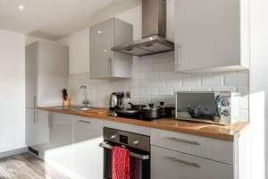 Η κουζίνα ή μικρή κουζίνα στο Spacious 2 Bedroom Apartment in Central Hull +5 φωτογραφίες
