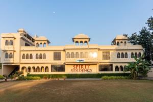 een groot gebouw met een bord waarop staat dat u in een ploegenwoning verblijft bij Treebo Trend Spirit Residency in Udaipur