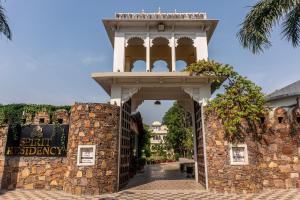 una puerta en la entrada del complejo en Treebo Trend Spirit Residency en Udaipur