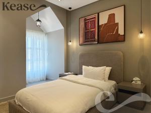 ein Schlafzimmer mit einem großen Bett und einem Fenster in der Unterkunft Kease Hittin N-14 Lusso Hejaz Balcony & Terrace AZ76 in Riad