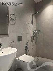 ein Badezimmer mit einem weißen WC und einem Waschbecken in der Unterkunft Kease Hittin N-14 Lusso Hejaz Balcony & Terrace AZ76 in Riad