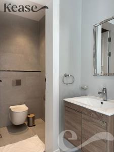 ein Bad mit einem Waschbecken und einem WC in der Unterkunft Kease Hittin N-14 Lusso Hejaz Balcony & Terrace AZ76 in Riad