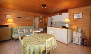 eine Küche und ein Esszimmer mit einem Tisch in einem Zimmer in der Unterkunft GASPRO23 - Golfe de St-Tropez - Maison californienne pour 6 personnes dans domaine privé in Gassin