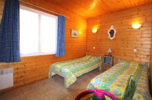 1 Schlafzimmer mit 2 Betten und einem Fenster in der Unterkunft GASPRO23 - Golfe de St-Tropez - Maison californienne pour 6 personnes dans domaine privé in Gassin