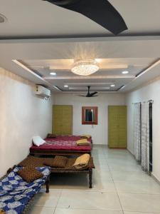 una camera con due letti e un soffitto di The Neem Tree -4br pool villa a Shamirpet