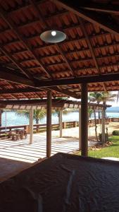 un pabellón con mesa y bancos en la playa en Rancho dos Deuses en Guapé