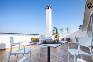 un tavolo e sedie su un balcone con vista di Rodon Apartment with Great View, Sauna and Jacuzzi a Litóchoron