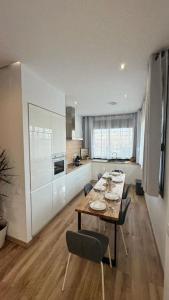 a kitchen with a table and chairs in a room at apartamento premium muy cerca ciudad Barcelona in Badalona