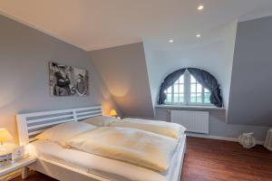 a bedroom with two beds and a window at Hüs Leen in Hedehusum