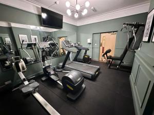 ein Fitnessstudio mit mehreren Laufbändern in einem Raum in der Unterkunft The Emsworth Hotel in Emsworth