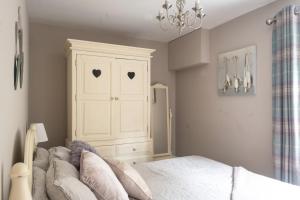 um quarto com uma cama e um armário branco em Secret Mersea Retreat - a stroll from the anchorage! em West Mersea