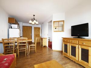 salon z kuchnią i jadalnią w obiekcie A315- Appartement 3 pieces 6 personnes w mieście Orcières