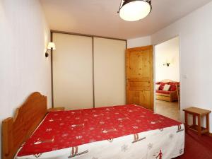 sypialnia z dużym łóżkiem i czerwonym kocem w obiekcie A315- Appartement 3 pieces 6 personnes w mieście Orcières +4 zdjęcia