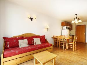 salon z czerwoną kanapą i stołem w obiekcie A315- Appartement 3 pieces 6 personnes w mieście Orcières