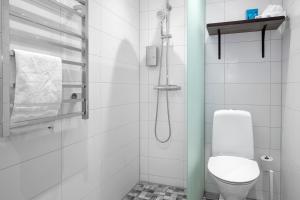 bagno con doccia e servizi igienici. di Lakelodge a Karlskoga