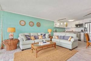 ein Wohnzimmer mit 2 Sofas und einem Couchtisch in der Unterkunft Beautiful Beachfront Condo in Laie