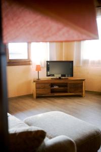 Televízia a/alebo spoločenská miestnosť v ubytovaní Ca L'Estamenya