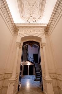 Un arco con una escalera en un edificio en Exclusive Room Pescara, en Pescara