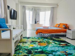 - une chambre avec un tapis de poisson au sol dans l'établissement High Floor Seaview Beach Apartments-tub face to Ocean,projector,high speed Wi-Fi, à Jomtien Beach