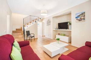 una sala de estar con un sofá y una mesa en Sa Lluna Galdana, en Cala Galdana