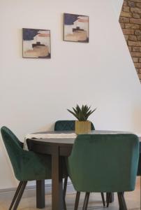 comedor con mesa y sillas verdes en Cozy Retreat Near Downtown with Parking, en Londres