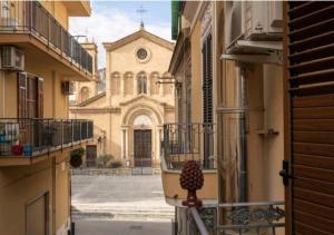 - un balcon offrant une vue sur une église dans l'établissement Franco Il Conte, à Bagheria