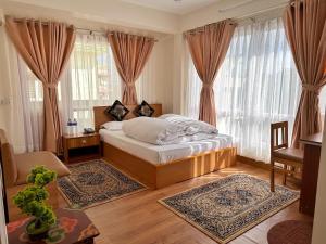 una camera con un letto in una stanza con finestre di Shakya House a Patan
