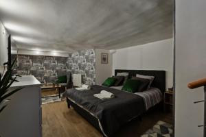 - une chambre avec un grand lit et des oreillers verts dans l'établissement 336 Mila Suite - Charming Parisian apartment, à Vanves