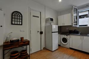 Majoituspaikan 336 Mila Suite - Charming Parisian apartment keittiö tai keittotila
