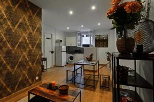 Il comprend un salon avec une table et une cuisine. dans l'établissement 336 Mila Suite - Charming Parisian apartment, à Vanves