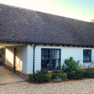 uma casa branca com um telhado castanho em Secret Mersea Retreat - a stroll from the anchorage! em West Mersea