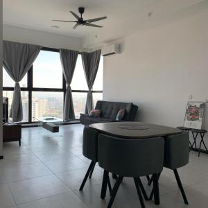 uma sala de estar com uma mesa e um sofá em Urban Suite Penang Homestay 1B em Jelutong