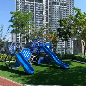 um parque infantil com escorrega num parque em Urban Suite Penang Homestay 1B em Jelutong