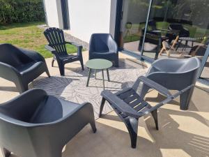 - un ensemble de chaises et d'une table sur une terrasse dans l'établissement Breakislebed 3 Maisons CHU LIMOGES, à Isle